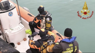 Pollenza, aggredisce la madre e fugge: auto ritrovata al porto di Civitanova, ricerche in corso